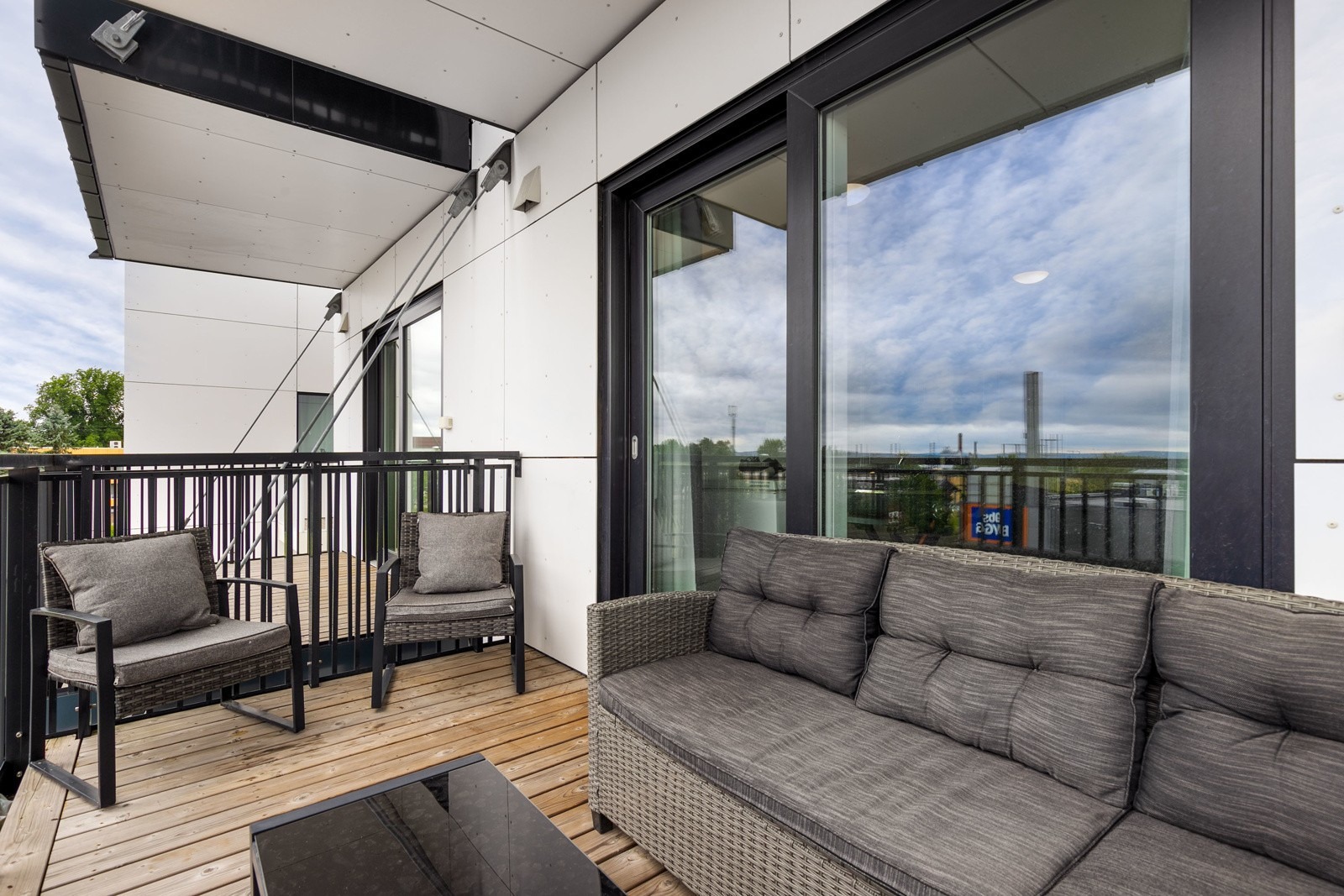 Det er utgang fra stuen til en sydvestvendt balkong med 6 kvm hvor man kan nyte late dager og sene kvelder i hyggelige omgivelser.